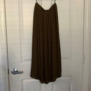 Uniqlo midi pleated skirt